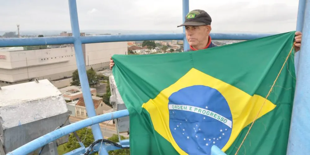 Imagem ilustrativa da imagem Montanhistas escalam torre no Parque Ambiental