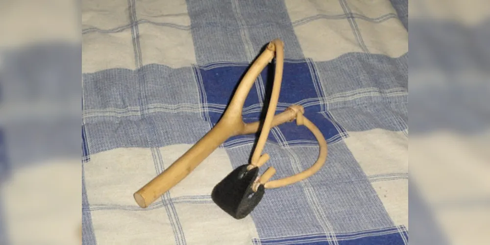 Imagem ilustrativa da imagem Menino travesso com estilingue quebra vidro de viatura