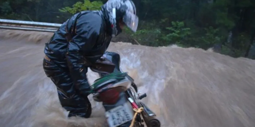 Imagem ilustrativa da imagem Motoqueiro é 'laçado' e salvo de ser arrastado pela correnteza