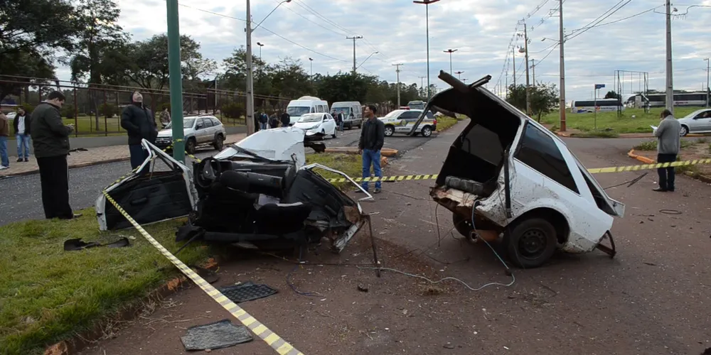Imagem ilustrativa da imagem Carro parte ao meio após colidir com van de universitários