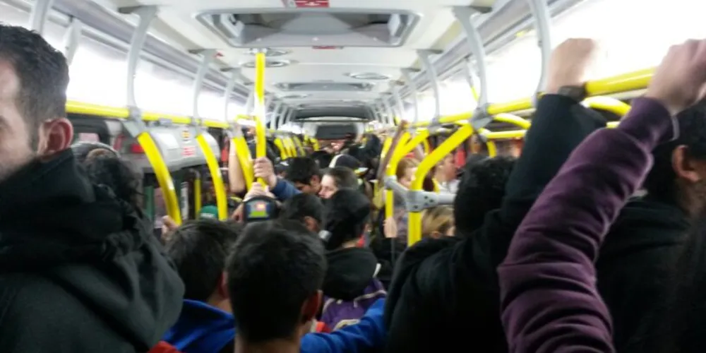 Imagem ilustrativa da imagem Passageiros relatam 'caos' no transporte coletivo de PG