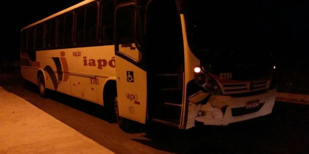 Imagem ilustrativa da imagem Ônibus da Iapó se envolve em acidente em PG