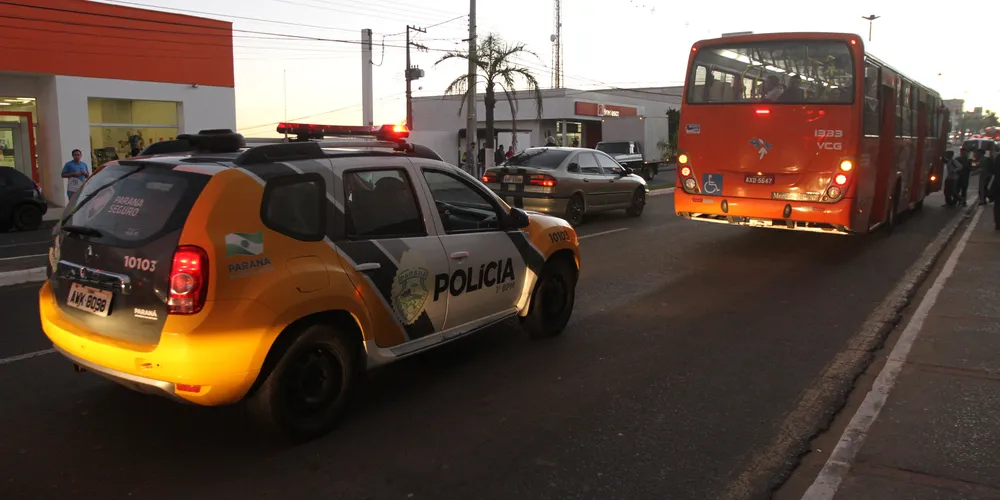 Imagem ilustrativa da imagem Homem 'sapateia' sobre ônibus em forma de protesto