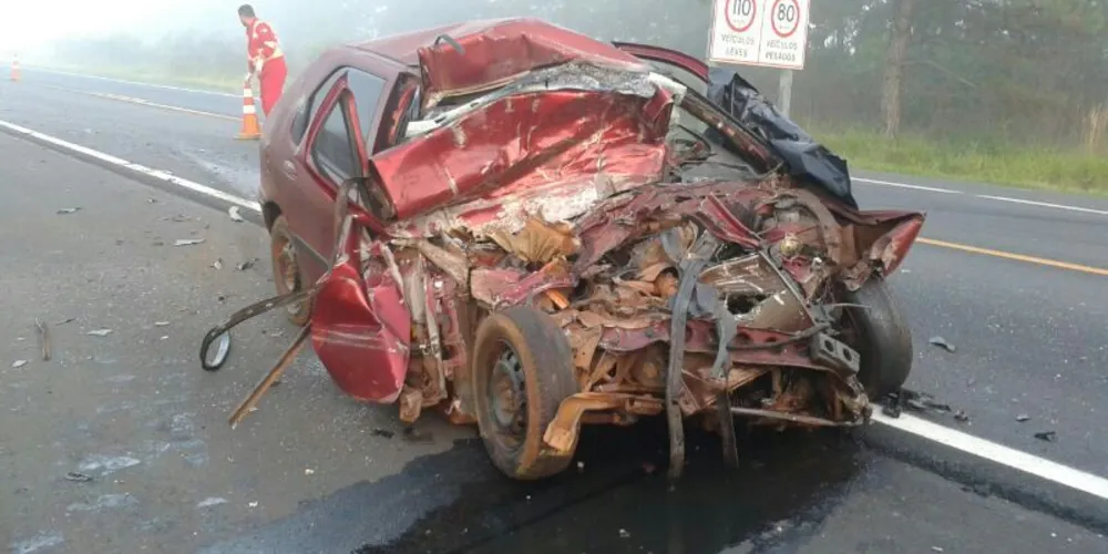Imagem ilustrativa da imagem Colisão entre carro e caminhão provoca morte na BR-373