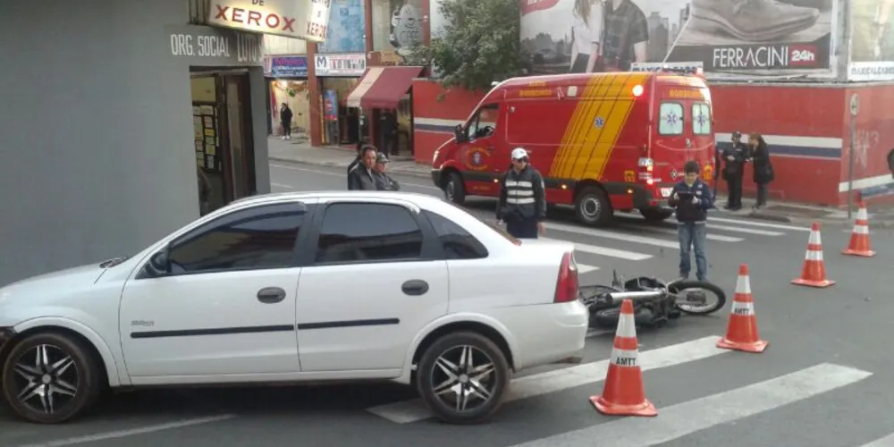 Imagem ilustrativa da imagem Motociclista fica ferida em colisão com carro