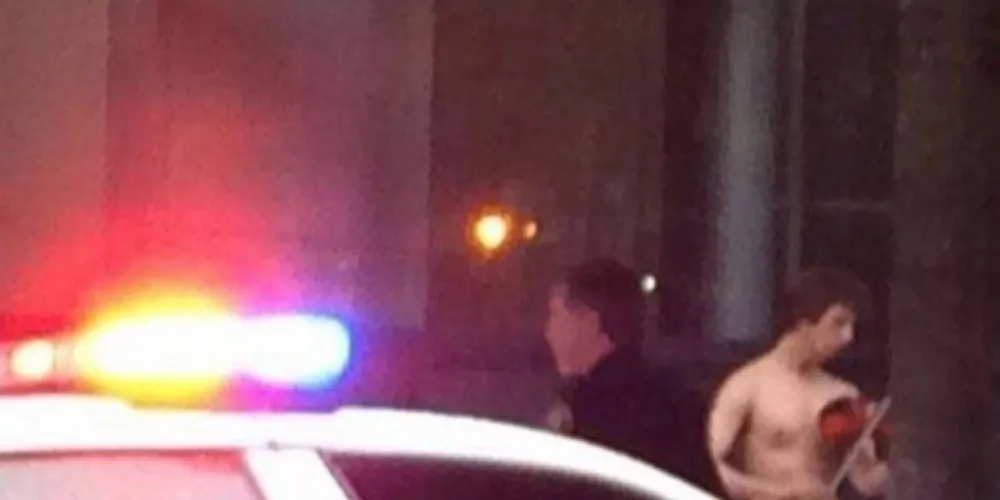 Imagem ilustrativa da imagem Homem é preso tocando violino pelado em frente a tribunal nos EUA  