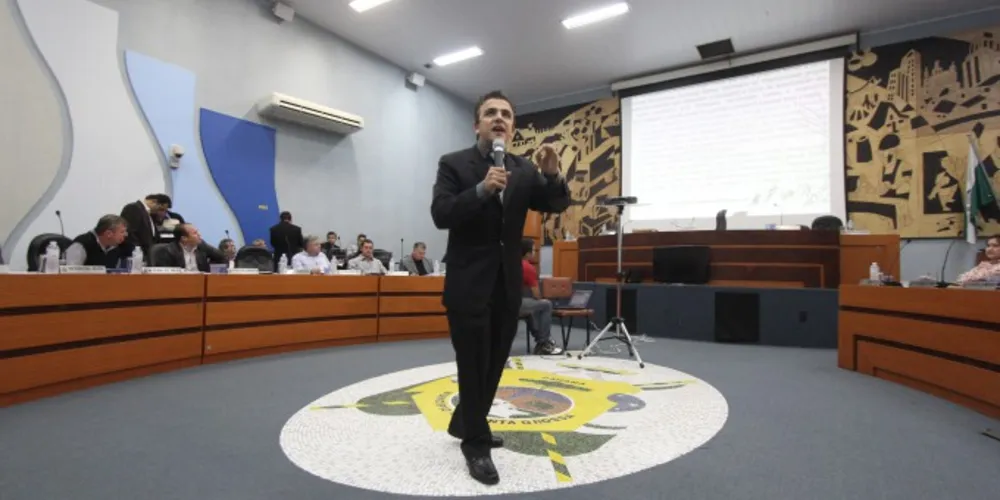 Imagem ilustrativa da imagem Aliel abre sessão da Câmara explicando repasse à VCG