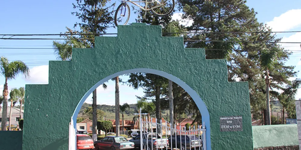 Imagem ilustrativa da imagem Bicicleta aparece pendurada na porta do cemitério