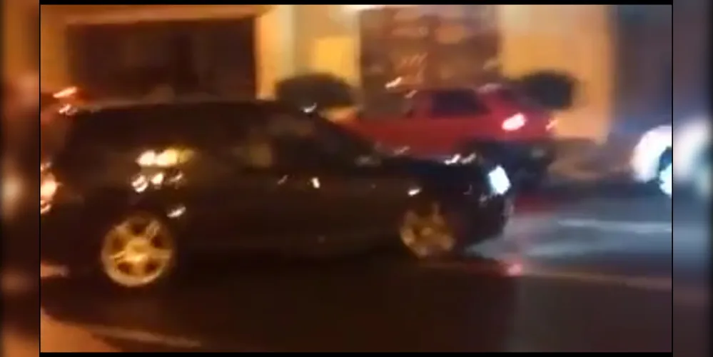 Imagem ilustrativa da imagem Cratera 'engole' carro em Jaguariaíva