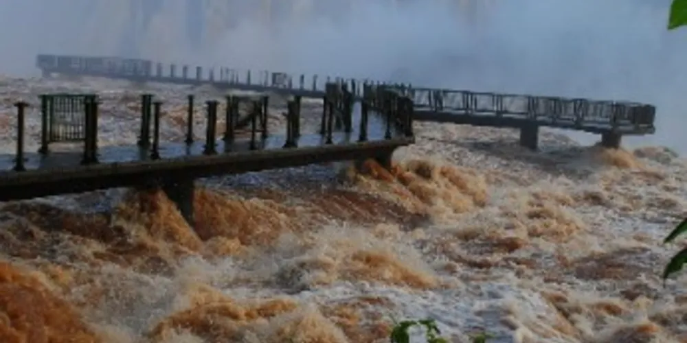 Imagem ilustrativa da imagem Chuvas causam vazão dez vezes maior nas Cataratas