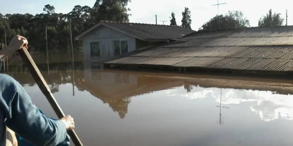 Imagem ilustrativa da imagem Rio Tibagi transborda e atinge casas em Uvaia