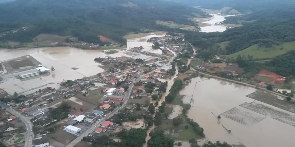 Imagem ilustrativa da imagem Defesa Civil registra 400 mil atingidos pela chuva em SC