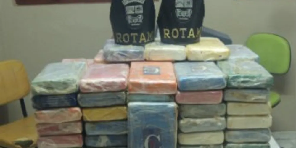 Imagem ilustrativa da imagem Traficantes atiram 80 Kg cocaína de helicóptero no Paraná