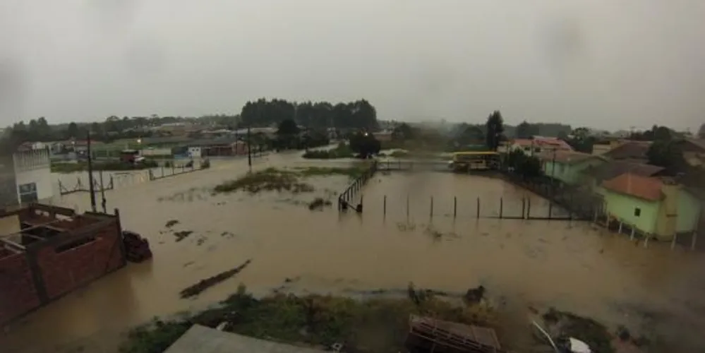 Imagem ilustrativa da imagem Chuva forte alaga cidades e desabriga famílias em Santa Catarina