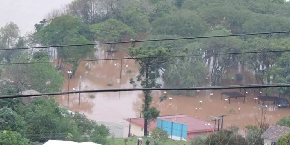 Imagem ilustrativa da imagem Cidade de SC é evacuada após estouro de barragem