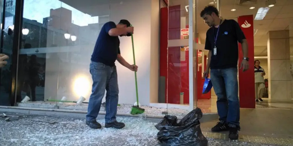 Imagem ilustrativa da imagem Manifestantes promovem destruição no Centro de Curitiba