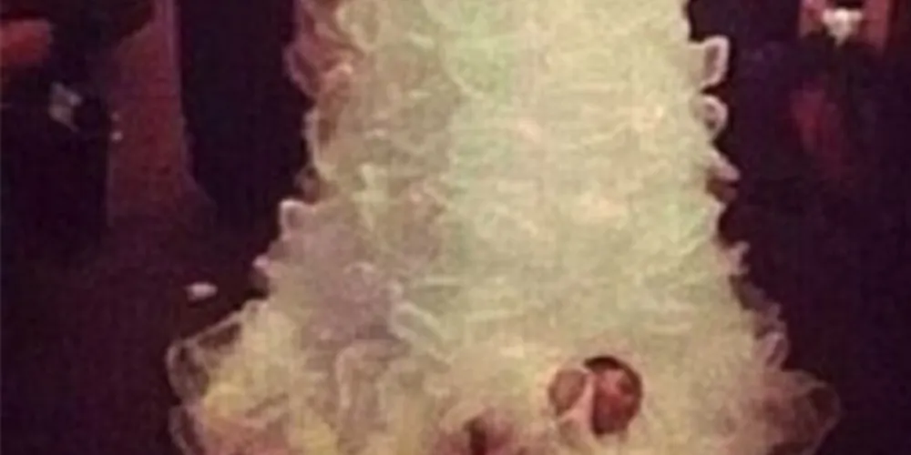 Imagem ilustrativa da imagem Noiva ‘prende’ bebê na cauda de vestido e recebe críticas