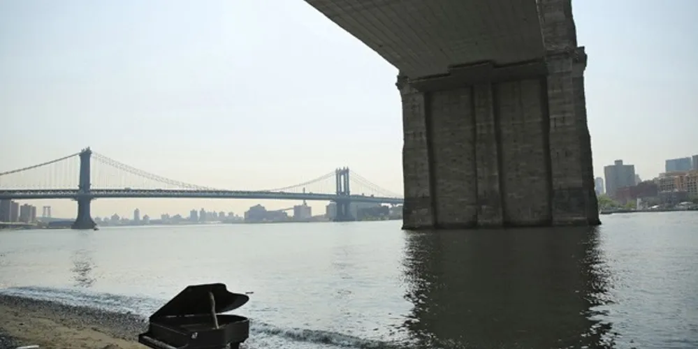 Imagem ilustrativa da imagem Piano misterioso aparece em praia de Nova York e intriga cidadãos