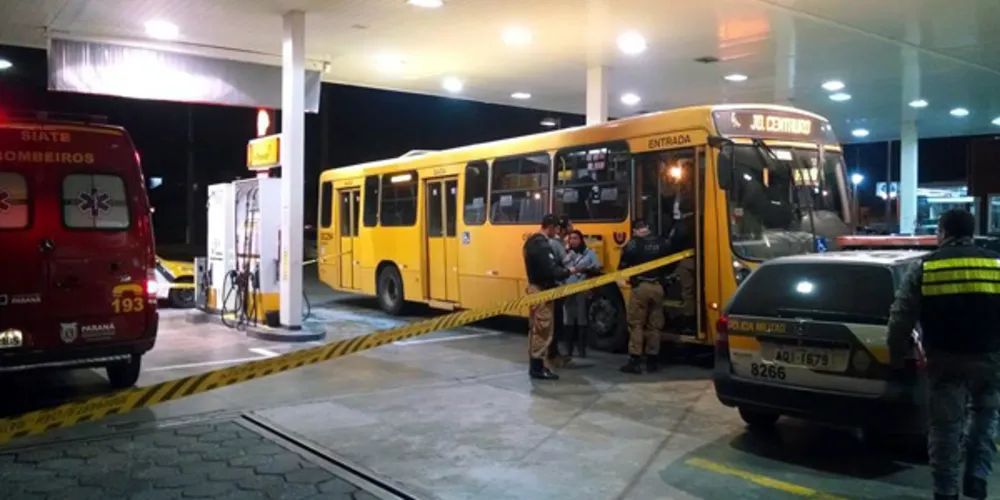 Imagem ilustrativa da imagem Homem morre em confronto com PM após sequestrar ônibus