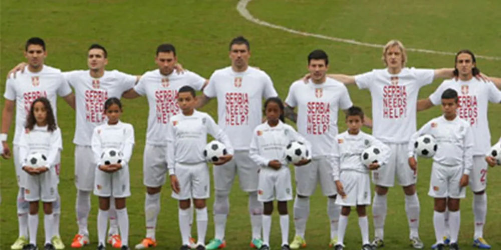 Imagem ilustrativa da imagem Sérvios usam camisa pedindo ajuda ao país