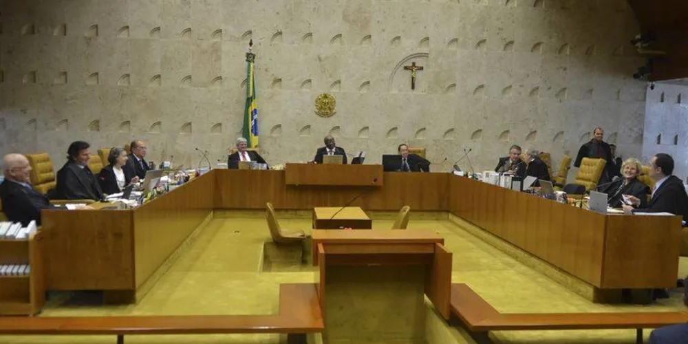 Imagem ilustrativa da imagem Barbosa renuncia à relatoria do processo do mensalão