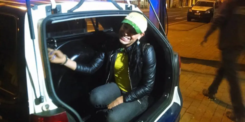 Imagem ilustrativa da imagem Sorrindo no camburão, travesti é presa por tráfico