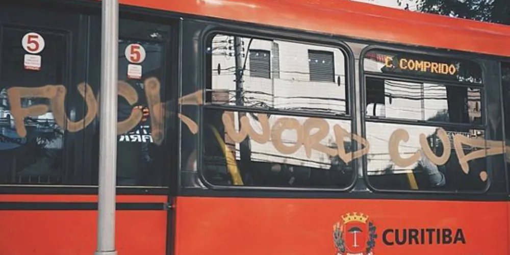 Imagem ilustrativa da imagem Pichação em ônibus contra a Copa vira piada: "fuck word cup"