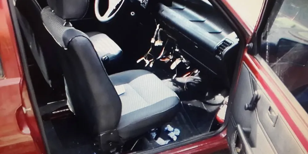 Imagem ilustrativa da imagem Bandidos levam aparelho de som e abandonam carro furtado  