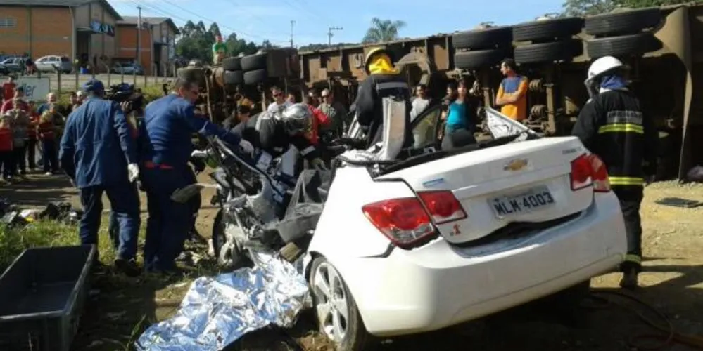Imagem ilustrativa da imagem Quatro pessoas morrem em acidente na BR-280 e motorista foge