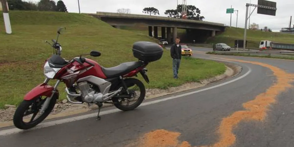 Imagem ilustrativa da imagem Óleo na pista causa acidente e interdita alça da Souza Naves 