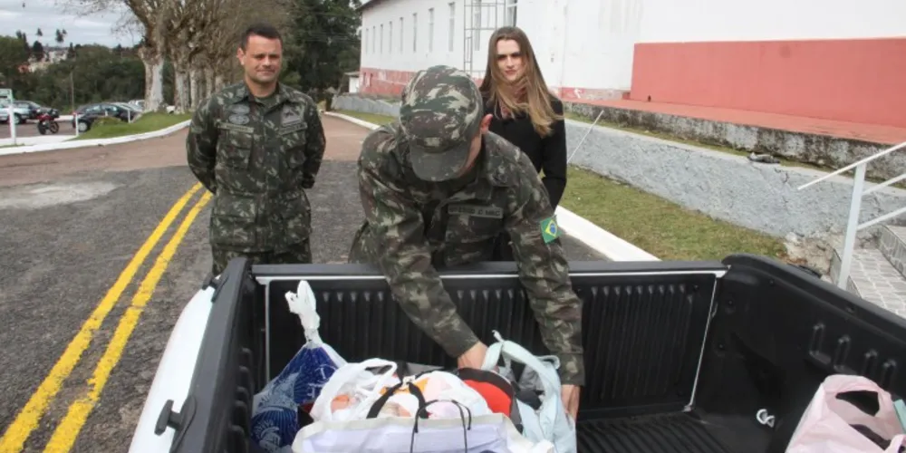 Imagem ilustrativa da imagem Exército doa agasalhos para famílias carentes em Castro