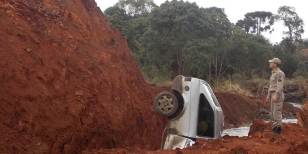 Imagem ilustrativa da imagem Jovem morre após carro despencar de 10 metros de altura