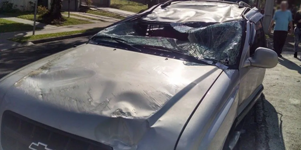 Imagem ilustrativa da imagem Carro é esmagado em grave acidente e motorista escapa