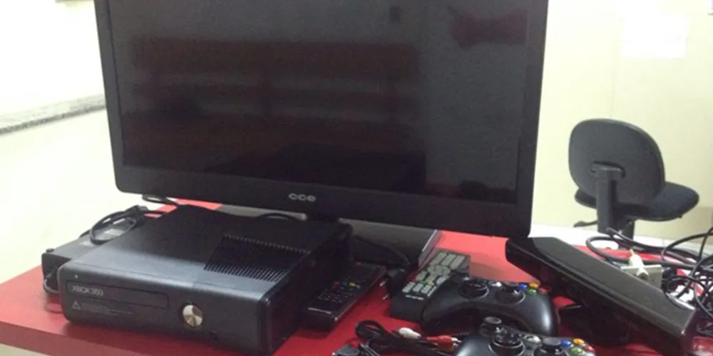 Imagem ilustrativa da imagem PM flagra suspeitos carregando TV furtada