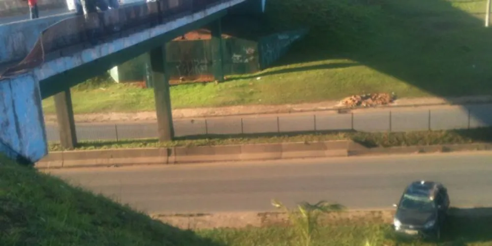Imagem ilustrativa da imagem Carro despenca de viaduto após bater contra ônibus