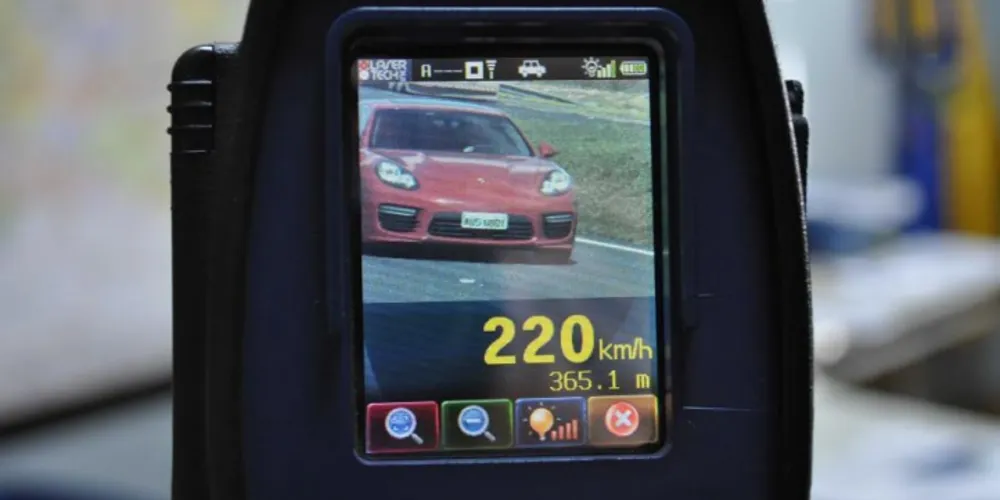 Imagem ilustrativa da imagem PRF flagra carro a 220 km/h na Rodovia do Café
