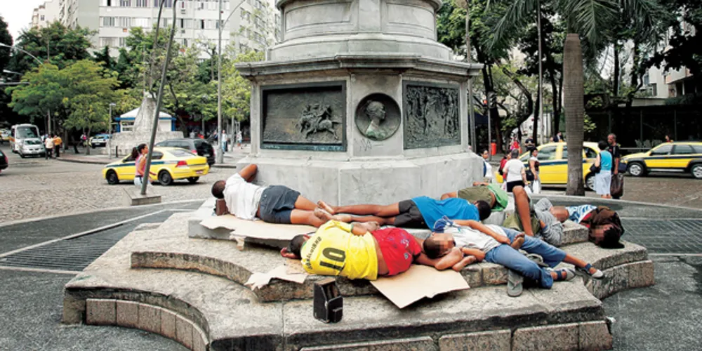 Imagem ilustrativa da imagem Sem remédio, clínica usa 'palavra de Deus' para tratar viciados