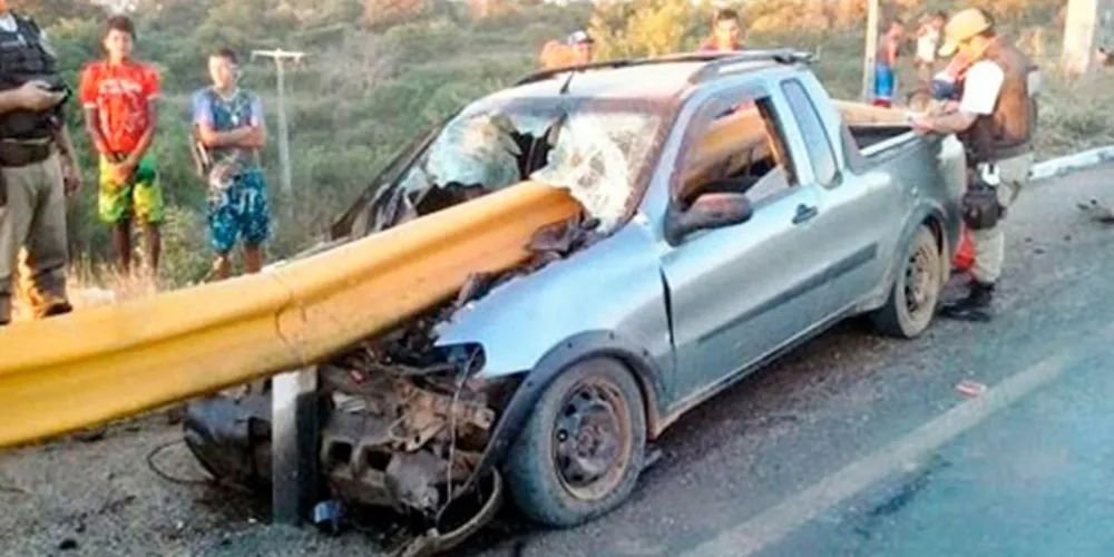 Imagem ilustrativa da imagem Carro é atravessado por grade de proteção e idoso sobrevive