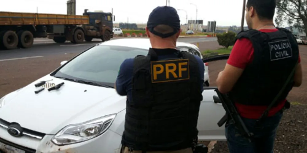 Imagem ilustrativa da imagem Motorista bate contra rocha ao fugir da PRF no Paraná