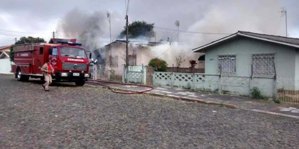 Imagem ilustrativa da imagem Incêndio em residência mobiliza Corpo de Bombeiros