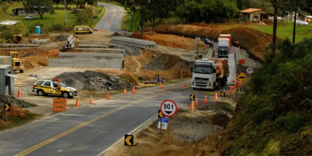 Imagem ilustrativa da imagem Mais de 1,5 mil caminhões trabalham em áreas afetadas por chuvas