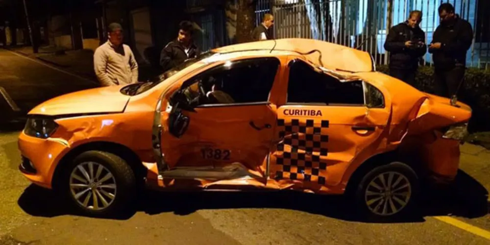 Imagem ilustrativa da imagem Motorista embriaguado fura semáforo e faz táxi capotar