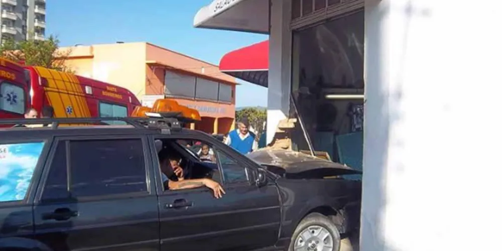 Imagem ilustrativa da imagem Carro funerário atravessa a preferencial e invade barbearia