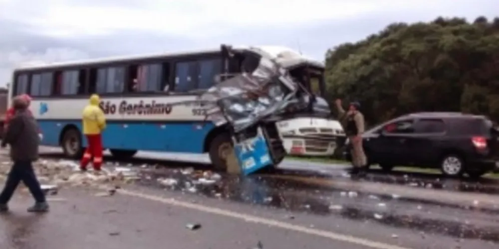 Imagem ilustrativa da imagem Caminhão perde controle e bate de frente em ônibus na BR-277