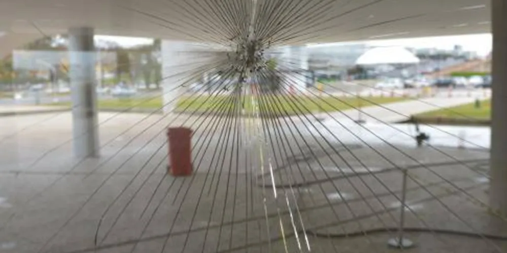 Imagem ilustrativa da imagem Homem atira pedra em vidraça do Palácio do Planalto