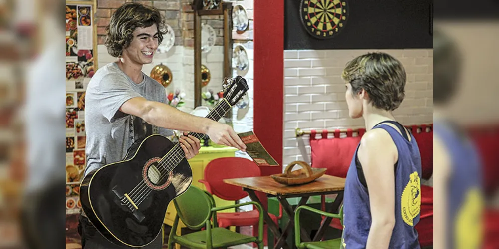 Imagem ilustrativa da imagem Pedro beija Karina e João grava a cena