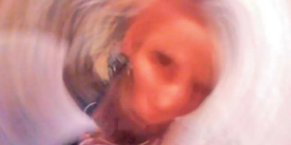 Imagem ilustrativa da imagem Mulher afirma que espírito de sua avó fez um 'selfie' com o celular