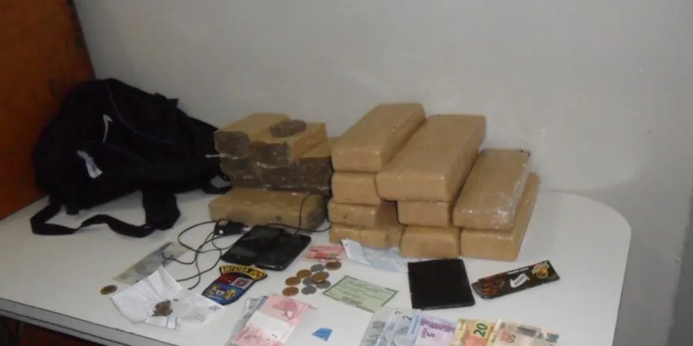 Imagem ilustrativa da imagem PM apreende 10 kg de maconha com jovens em bar