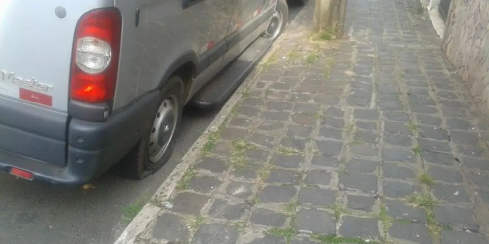 Imagem ilustrativa da imagem Homem murcha pneus de carros no centro de PG