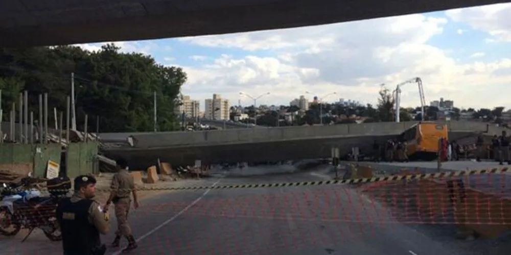 Imagem ilustrativa da imagem Viaduto desaba e deixa dois mortos e 15 feridos em BH